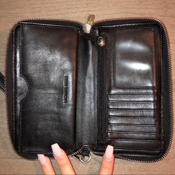 Large Michael Kors Pleated Wallet - Picture 2 of 3